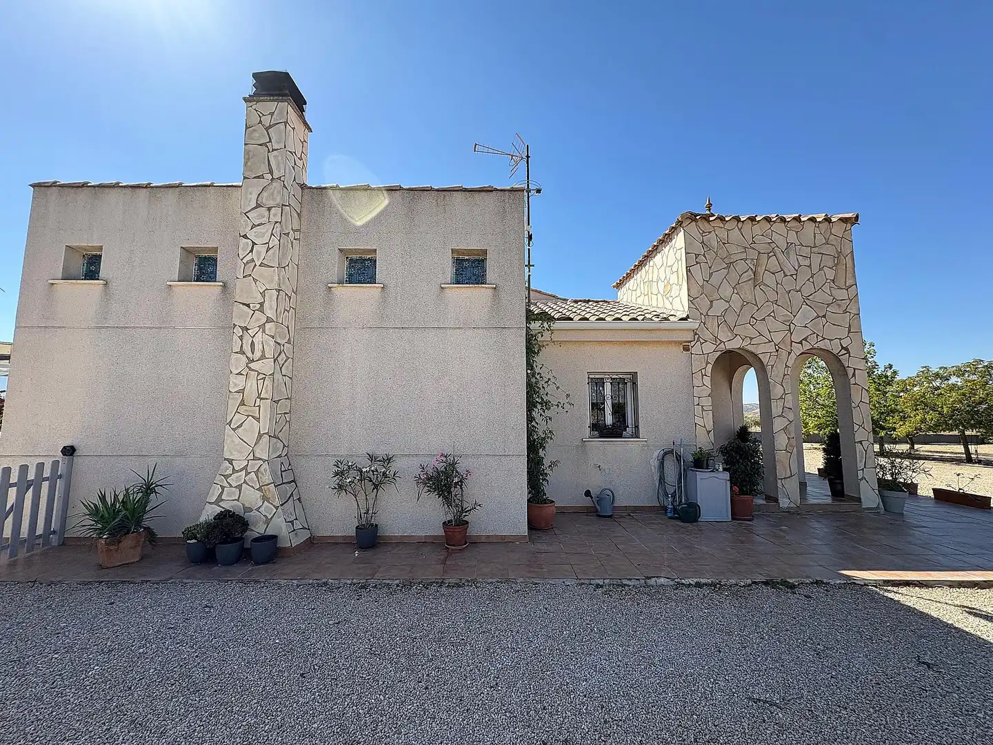 Vista exterior de Casa o xalet en venda en Biar amb Calefacció, Jardí privat i Parquet