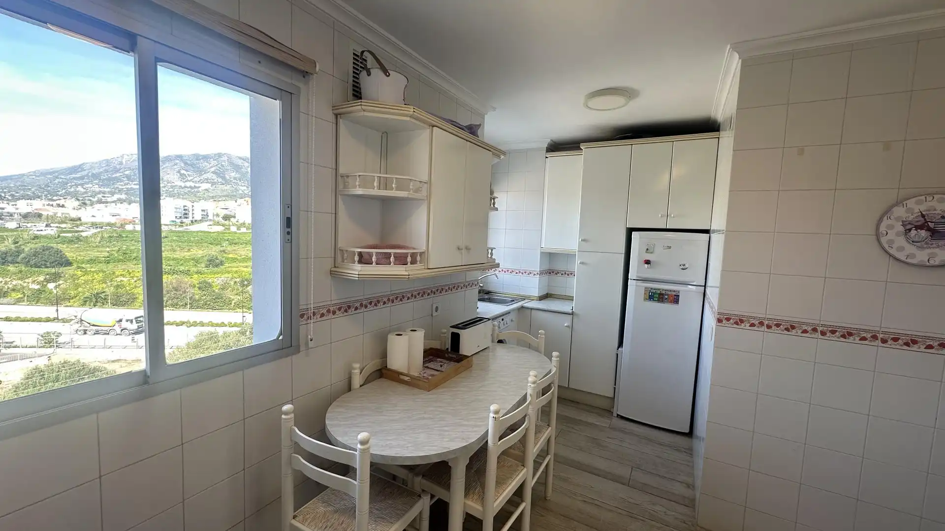 Cuina de Apartament de lloguer en Fuengirola amb Jardí privat i Piscina comunitària