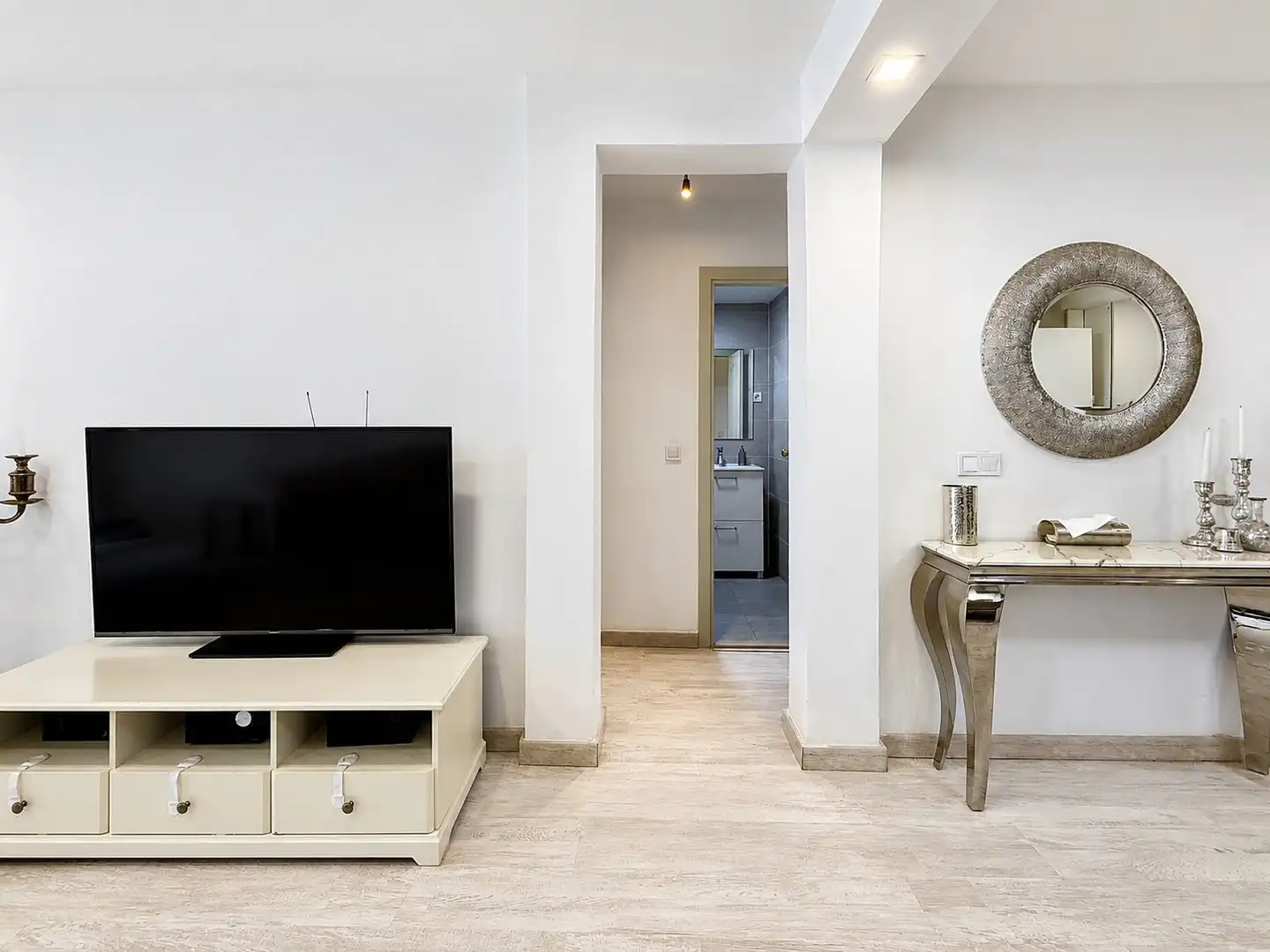 Sala d'estar de Apartament en venda en Benalmádena amb Jardí privat i Piscina comunitària