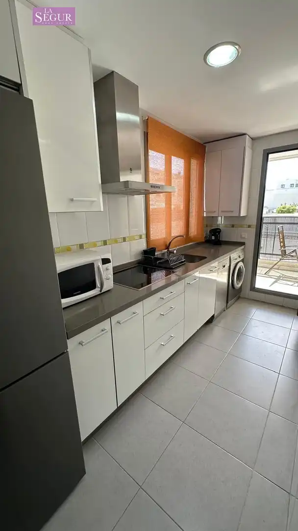 Cuina de Pis en venda en Conil de la Frontera amb Terrassa i Balcó