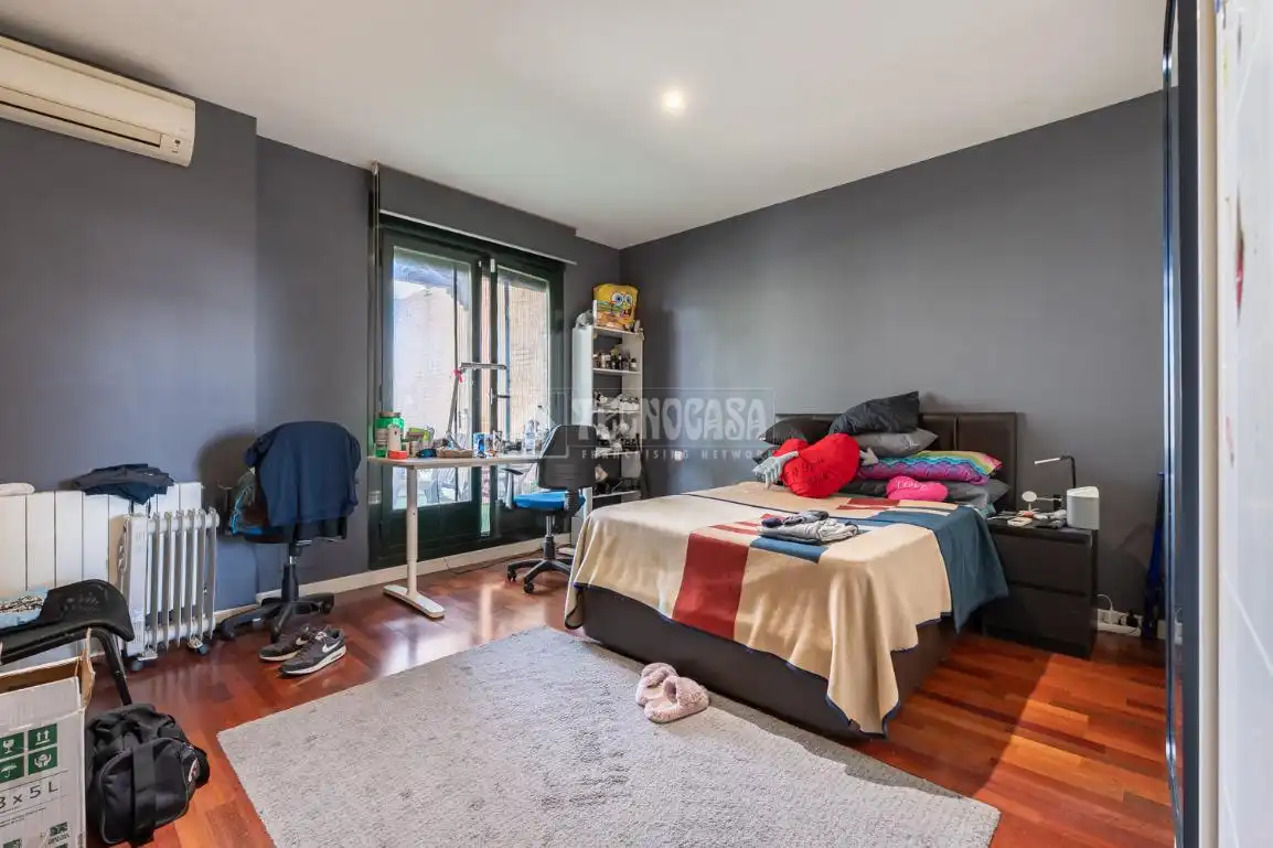 Habitación de Casa adosada en venta en Paracuellos de Jarama con Aire acondicionado, Calefacción y Jardín privado