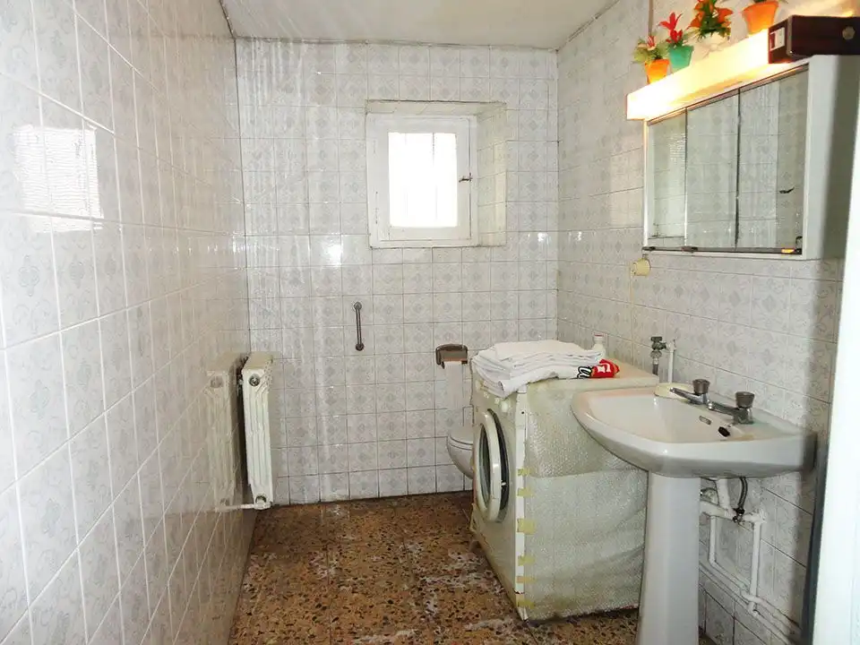 Bany de Casa adosada en venda en Castrillo de la Reina amb Calefacció i Traster