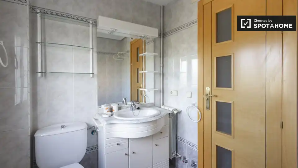 Bathroom of Flat for rent in Madrid  with Air Conditioner, Heating and Furnished