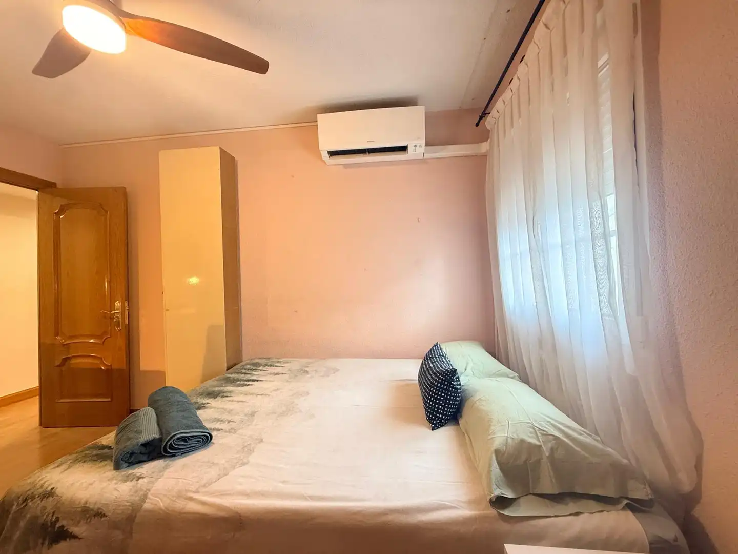 Bedroom of Flat for share in Madrid  with Air Conditioner, Heating and Furnished