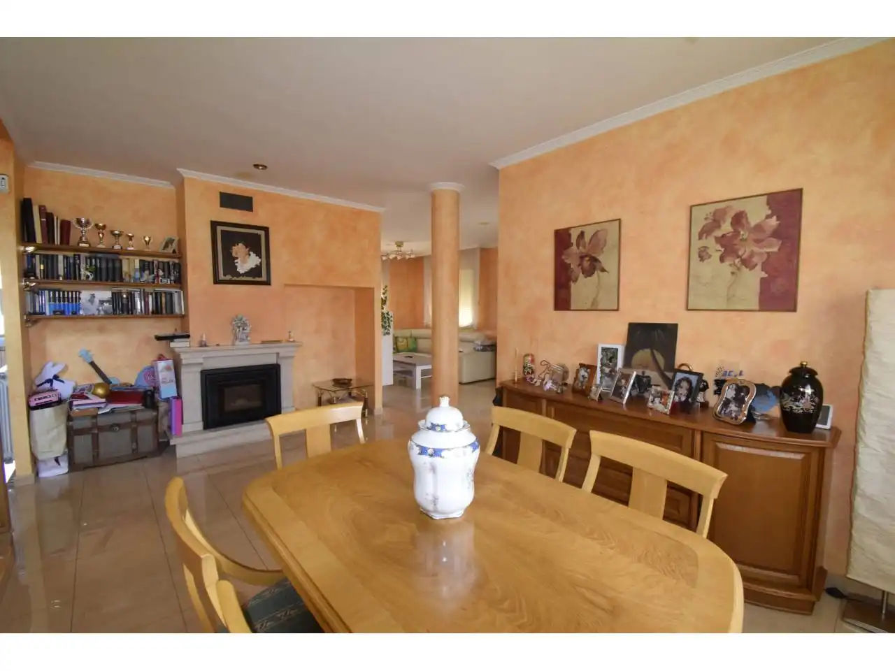 Menjador de Casa o xalet en venda en León Capital  amb Calefacció, Parquet i Terrassa