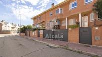 Vista exterior de Casa adosada en venda en Alcalá de Henares amb Aire condicionat, Terrassa i Piscina