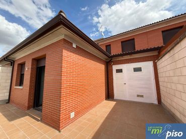 Adosado con balcón en venta en Calle Jorge Guillén 32