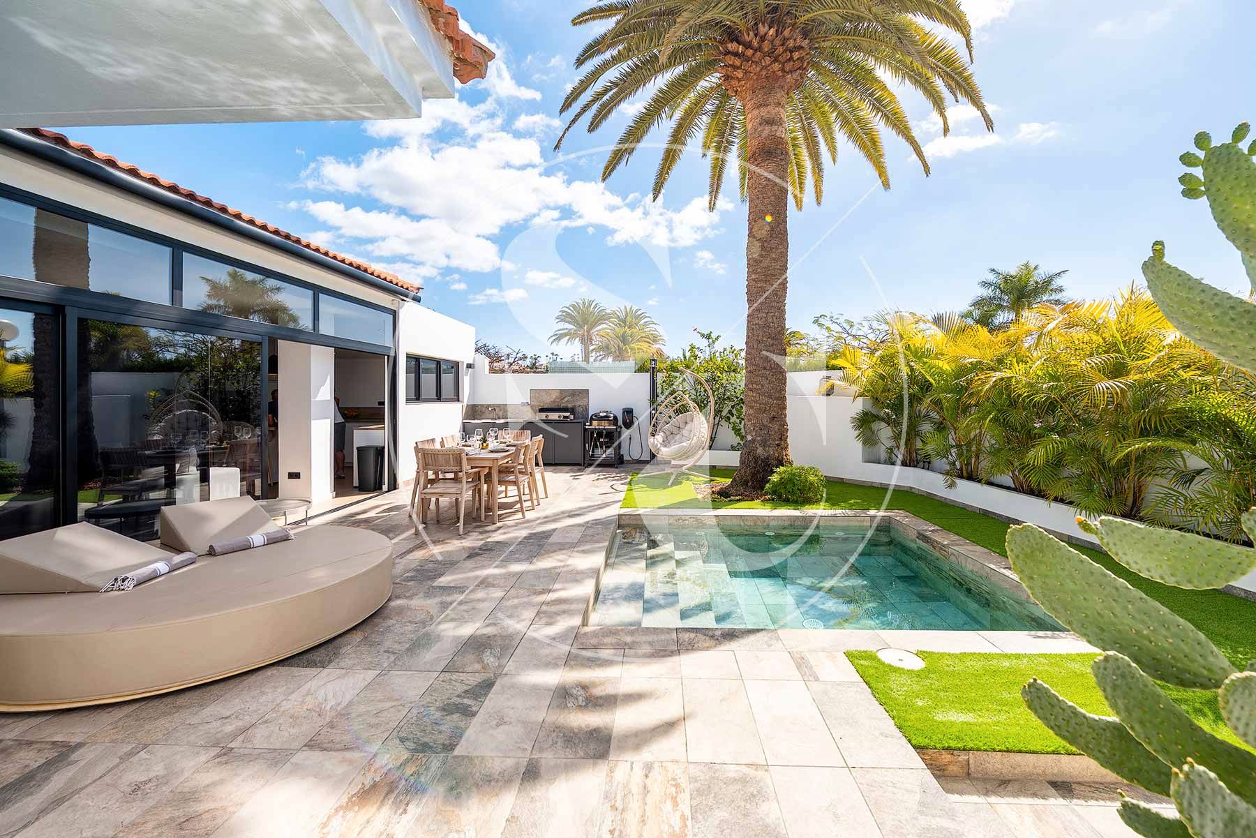 Vista exterior de Casa o xalet en venda en San Bartolomé de Tirajana amb Aire condicionat, Calefacció i Jardí privat