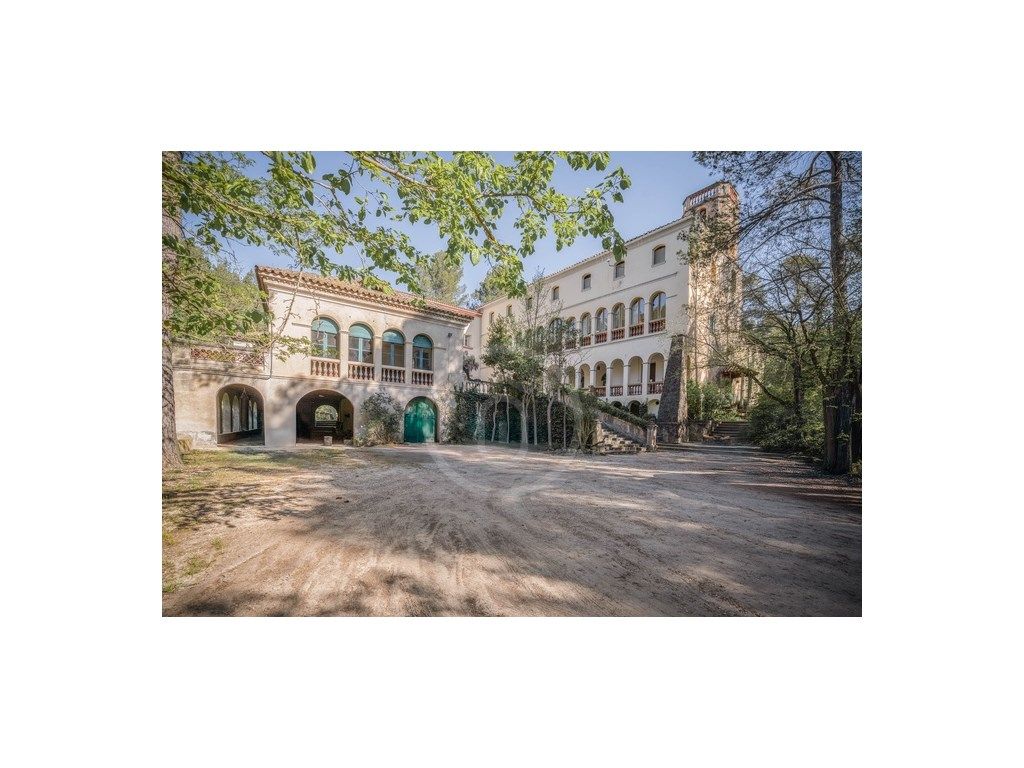 Vista exterior de Edifici en venda en Marganell