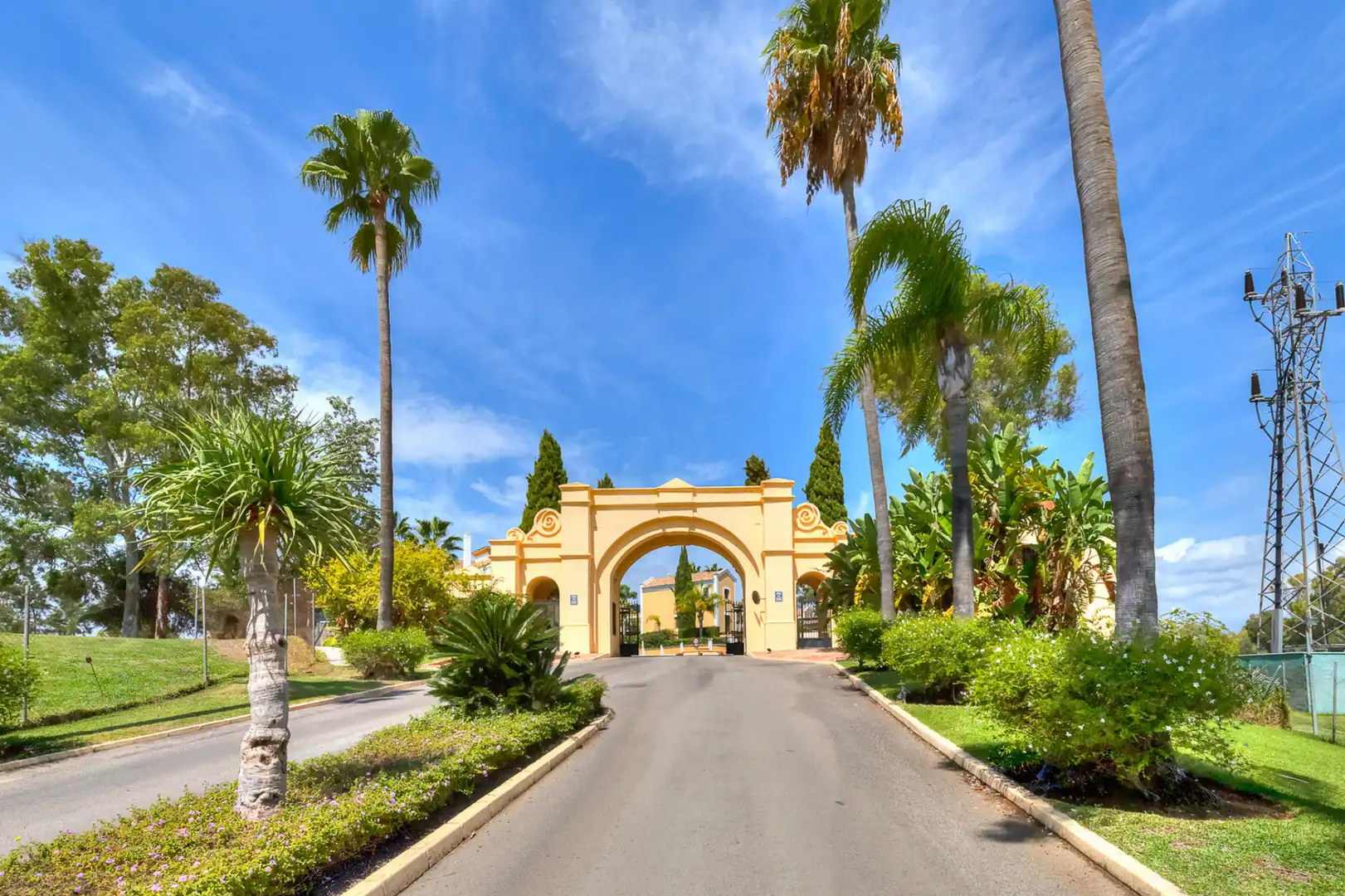 Vista exterior de Casa o chalet en venta en Marbella con Terraza y Piscina comunitaria