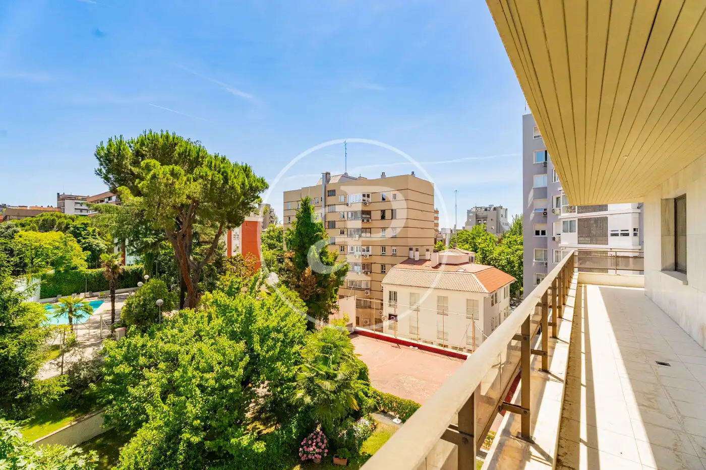 Vista exterior de Piso de alquiler en Madrid con Aire acondicionado, Calefacción y Jardín privado