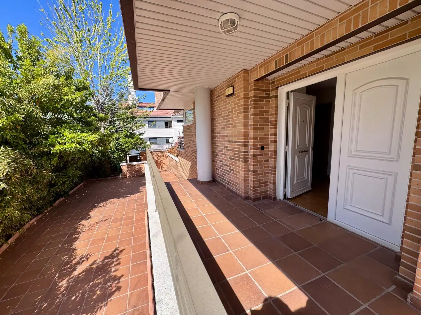 Terraza de Casa adosada en venta en Villanueva de la Cañada con Parquet
