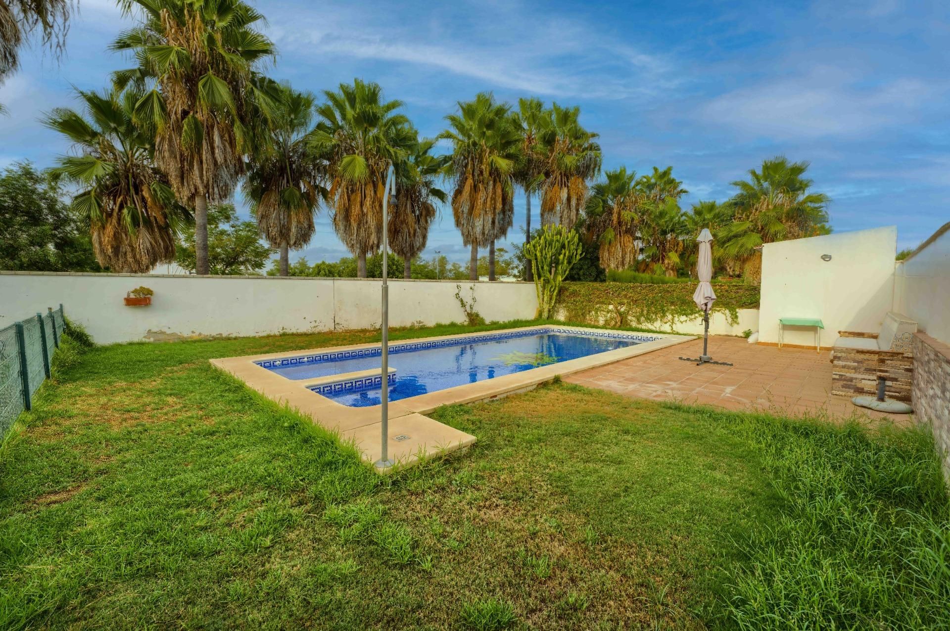 Piscina de Casa adosada en venda en Espartinas amb Jardí privat, Traster i Piscina