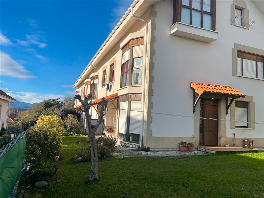 Vista exterior de Pis en venda en San Vicente de la Barquera amb Calefacció, Jardí privat i Moblat