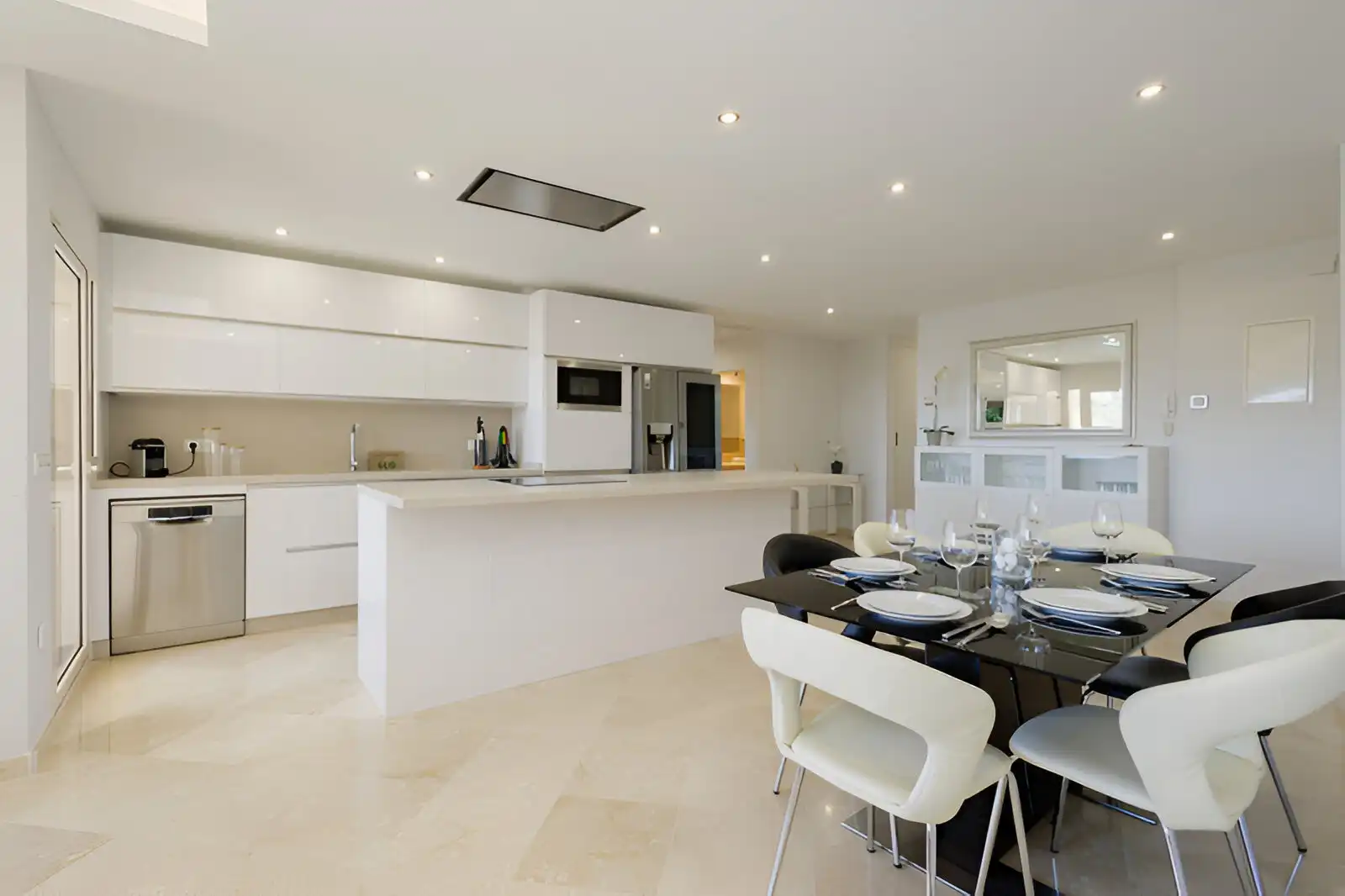 Küche von Erdgeschoss zum Verkauf in Marbella mit Klimaanlage, Privatgarten und Terrasse