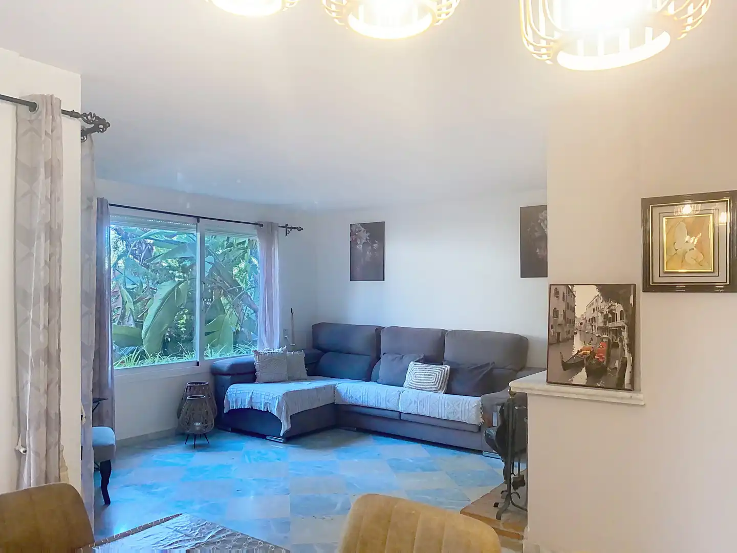 Sala d'estar de Casa adosada en venda en Marbella amb Jardí privat, Terrassa i Piscina