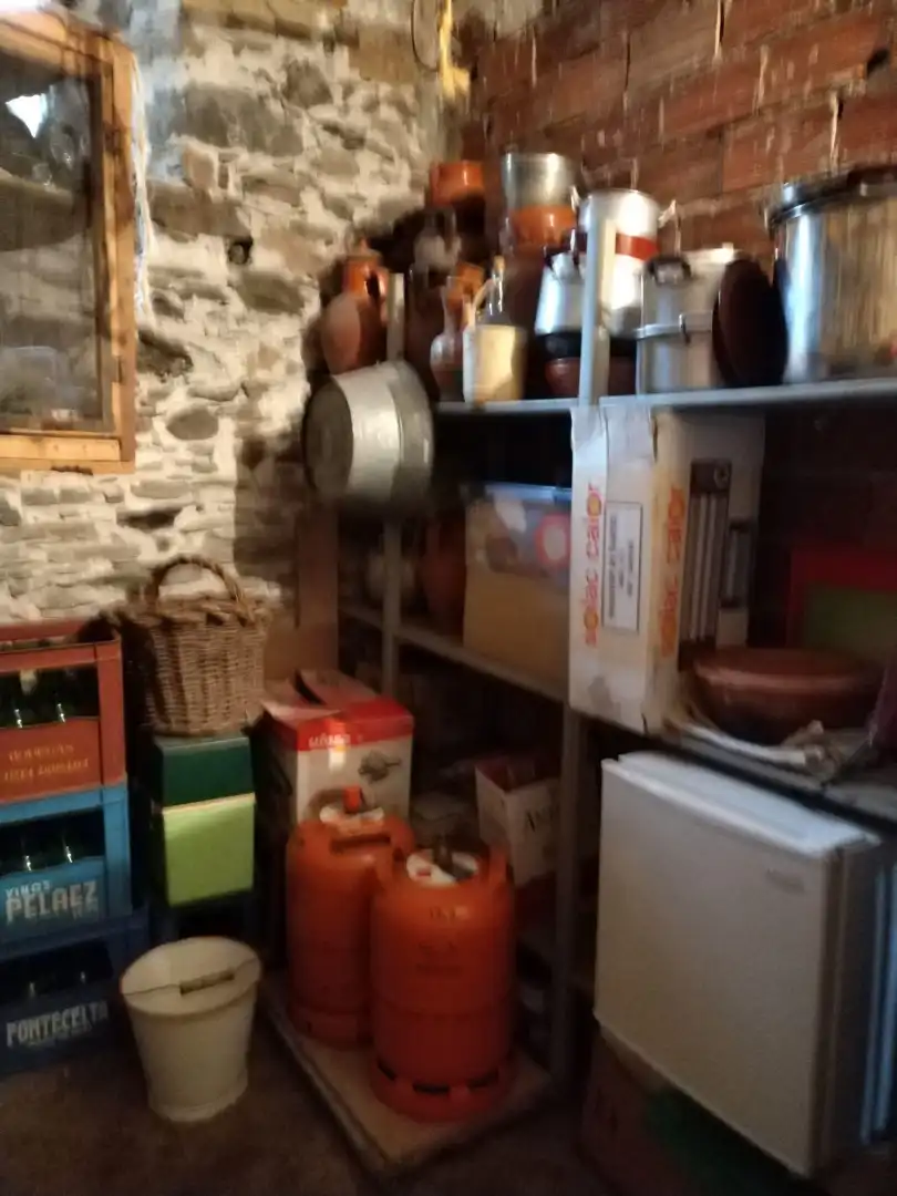 Cuina de Finca rústica en venda en Riello amb Traster i Moblat