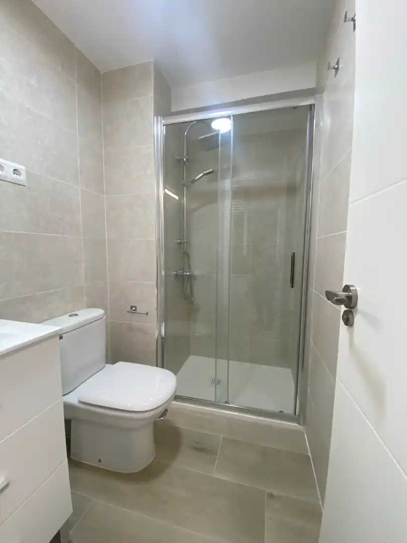 Bany de Apartament de lloguer en Málaga amb Aire condicionat, Moblat i Rentadora
