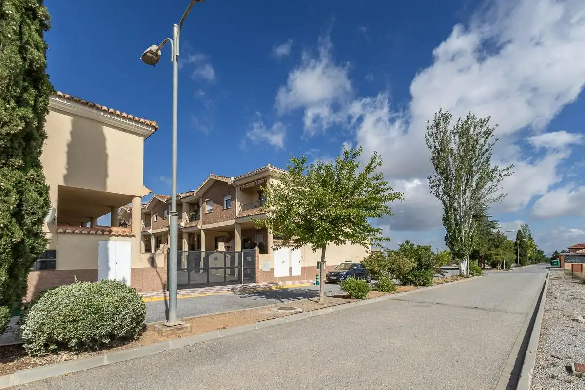 Vista exterior de Casa adosada en venda en Ventas de Huelma amb Piscina comunitària