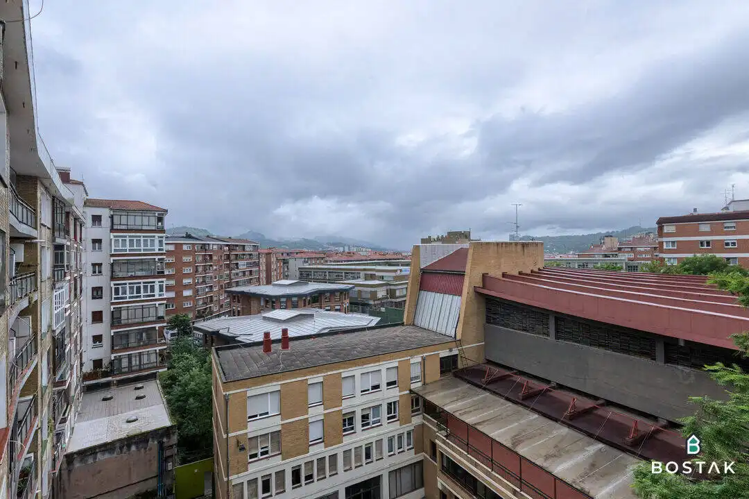 Vista exterior de Pis en venda en Bilbao  amb Calefacció, Traster i Balcó