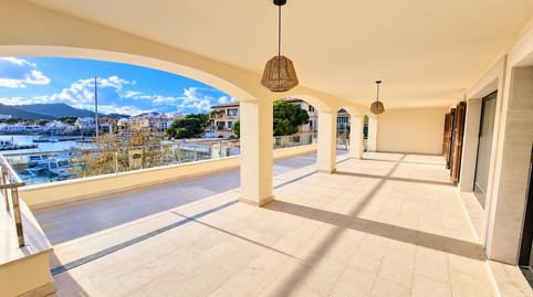 Se ofrece en alquiler de larga duración esta amplia y cuidada vivienda situada en Cala Ratjada, Mallorca, con bonitas vistas al pu