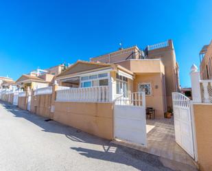 Vista exterior de Casa adosada en venda en Torrevieja amb Aire condicionat i Moblat