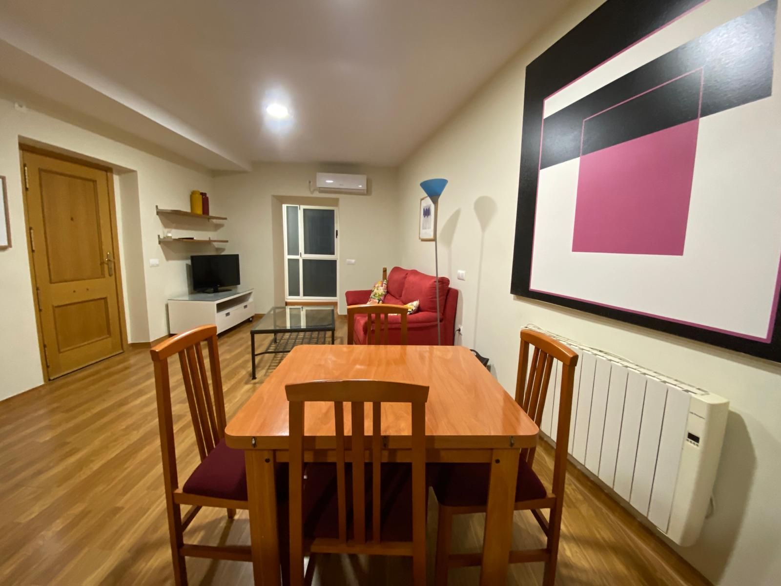 Menjador de Apartament de lloguer en Cáceres Capital amb Aire condicionat i Moblat