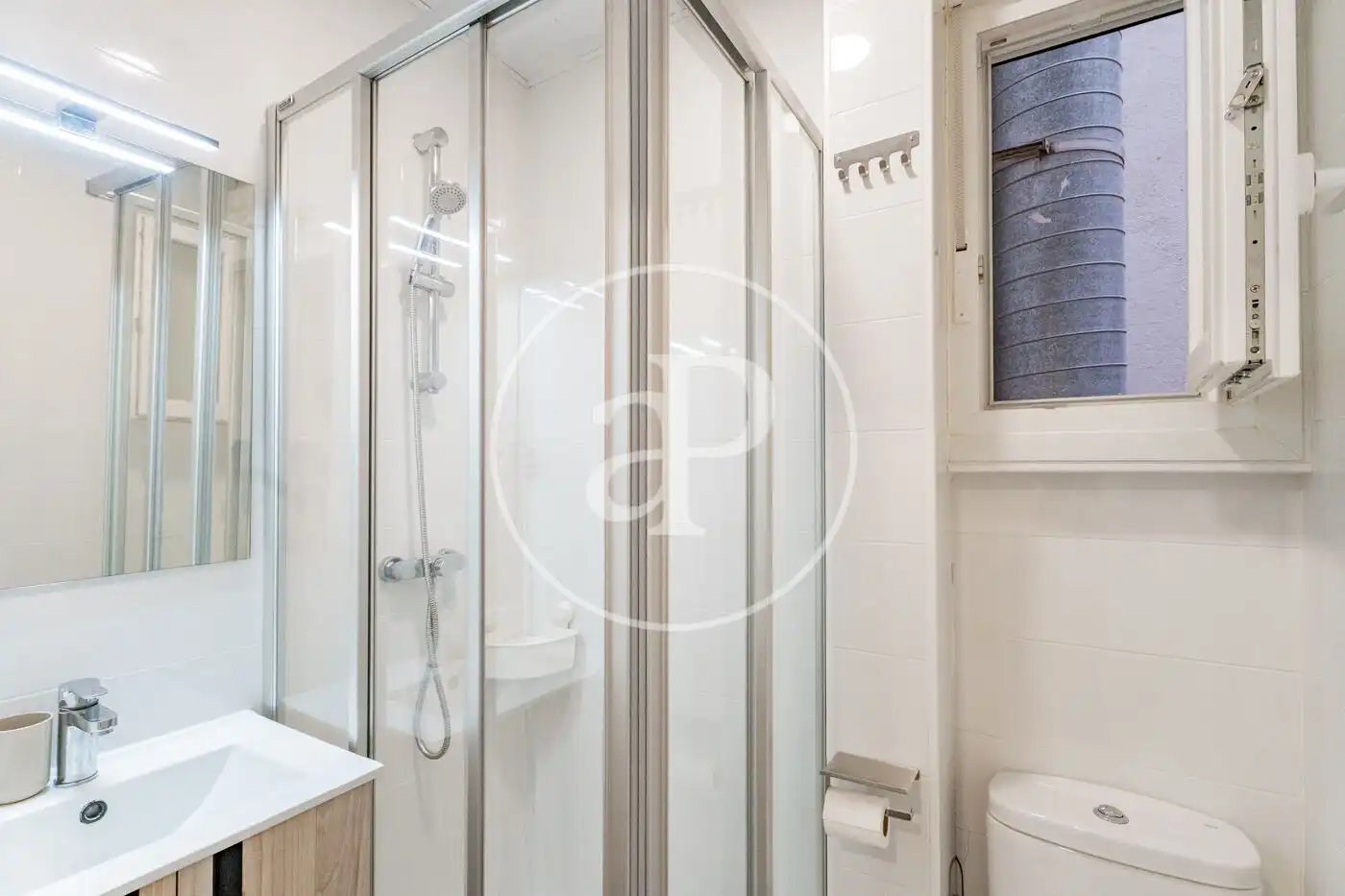 Bathroom of Flat for sale in Madrid  with Air Conditioner, Heating and Furnished