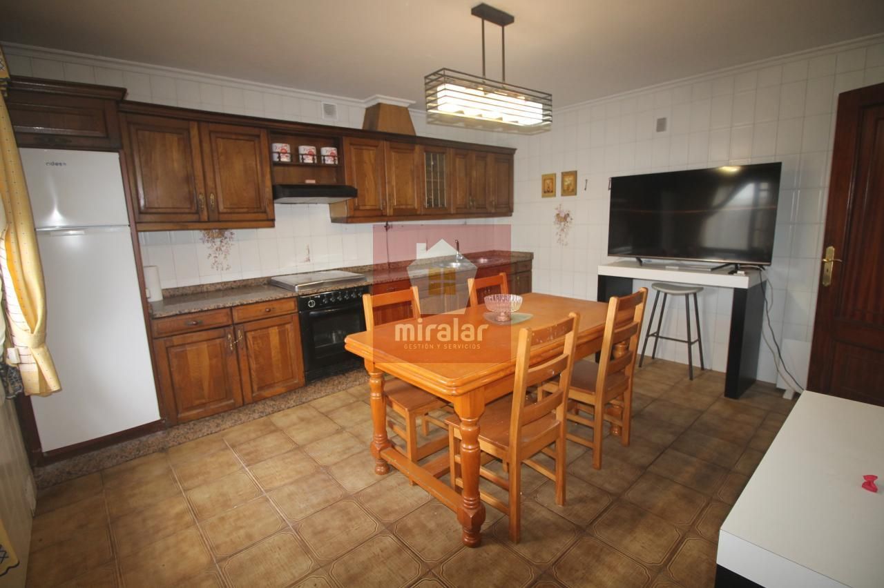 Cuina de Casa o xalet en venda en Tui amb Calefacció, Jardí privat i Terrassa