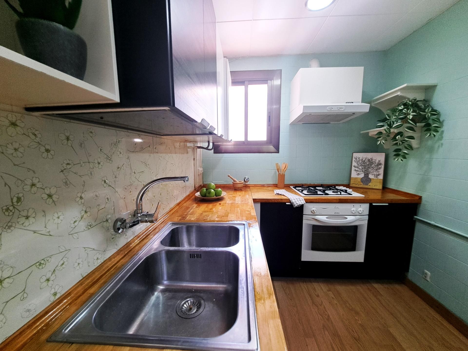 Cuina de Casa o xalet en venda en Castellví de Rosanes amb Jardí privat, Terrassa i Traster
