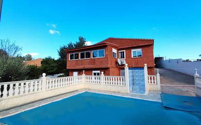 Vista exterior de Casa o xalet en venda en Montroy amb Calefacció, Terrassa i Piscina