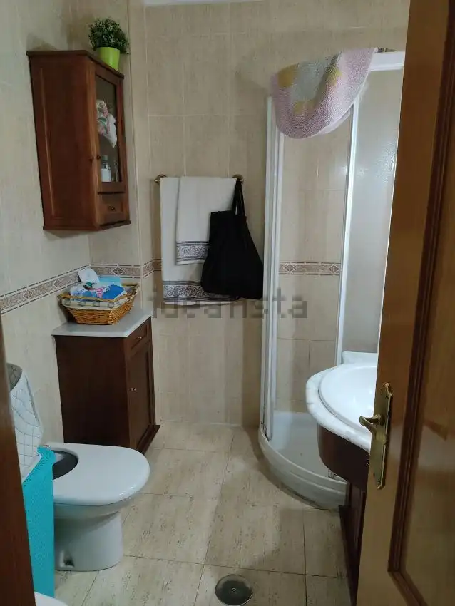 Badezimmer von Erdgeschoss zum Verkauf in Albacete mit Klimaanlage, Heizung und Abstellraum