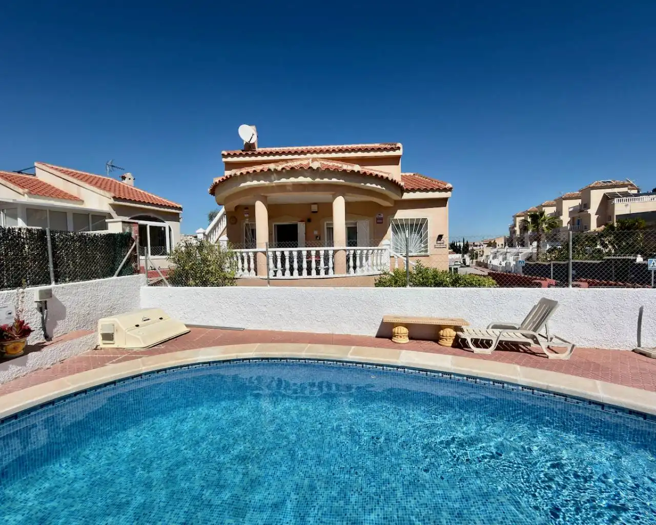 Vista exterior de Casa o xalet en venda en Rojales amb Aire condicionat, Jardí privat i Terrassa