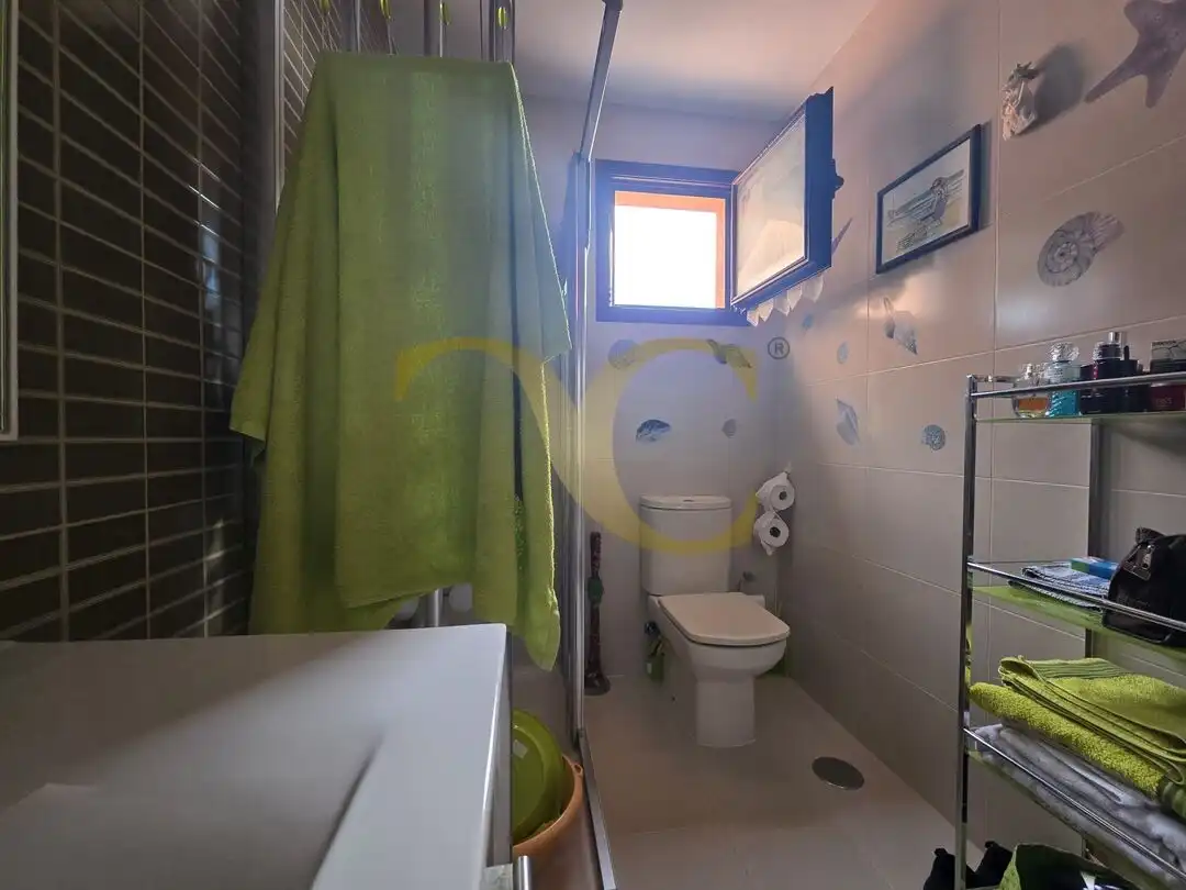 Badezimmer von Dachboden zum Verkauf in Llanes mit Heizung, Privatgarten und Terrasse
