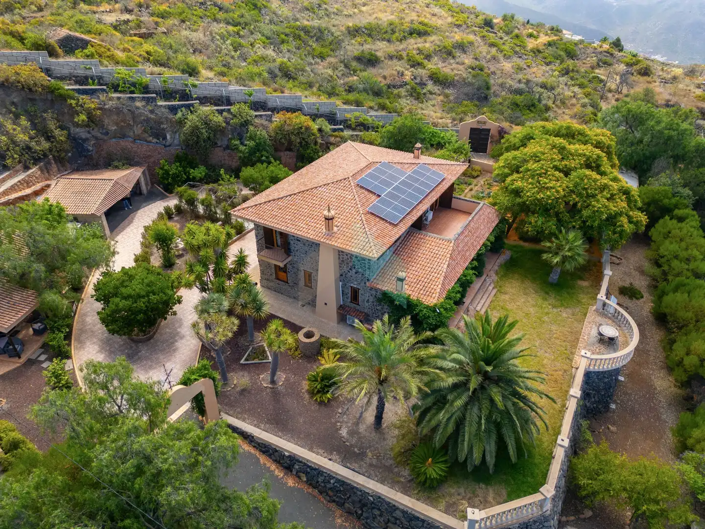 Vista exterior de Casa o xalet en venda en Arona amb Aire condicionat, Calefacció i Jardí privat