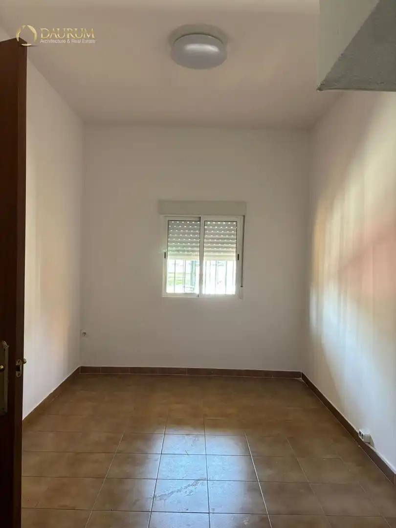 Dormitori de Casa adosada en venda en La Rinconada amb Aire condicionat, Terrassa i Moblat