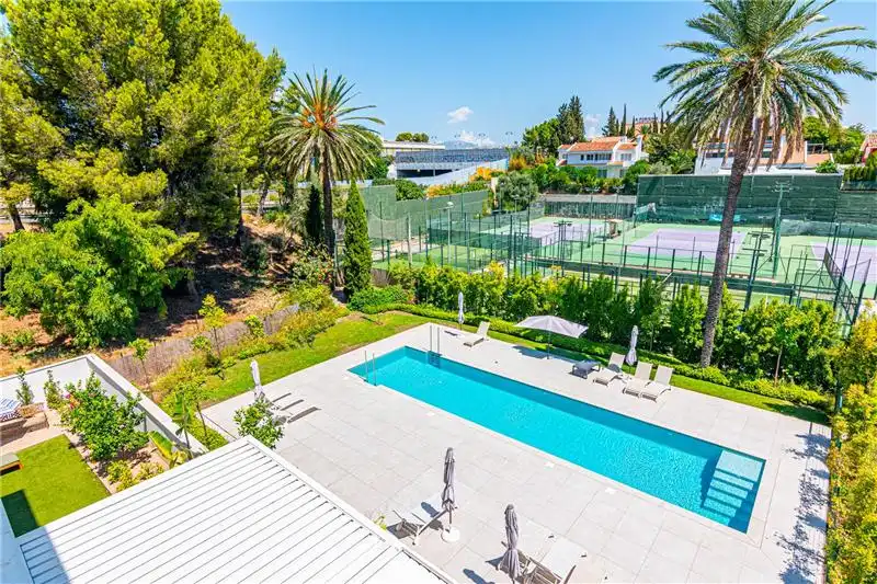 Penthouse with pool for sale in Ponent