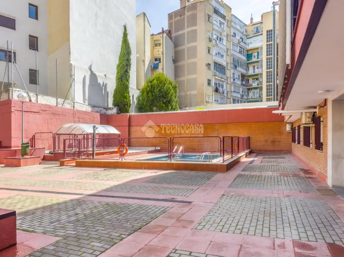 Piscina de Piso de alquiler en Madrid con Aire acondicionado, Calefacción y Trastero