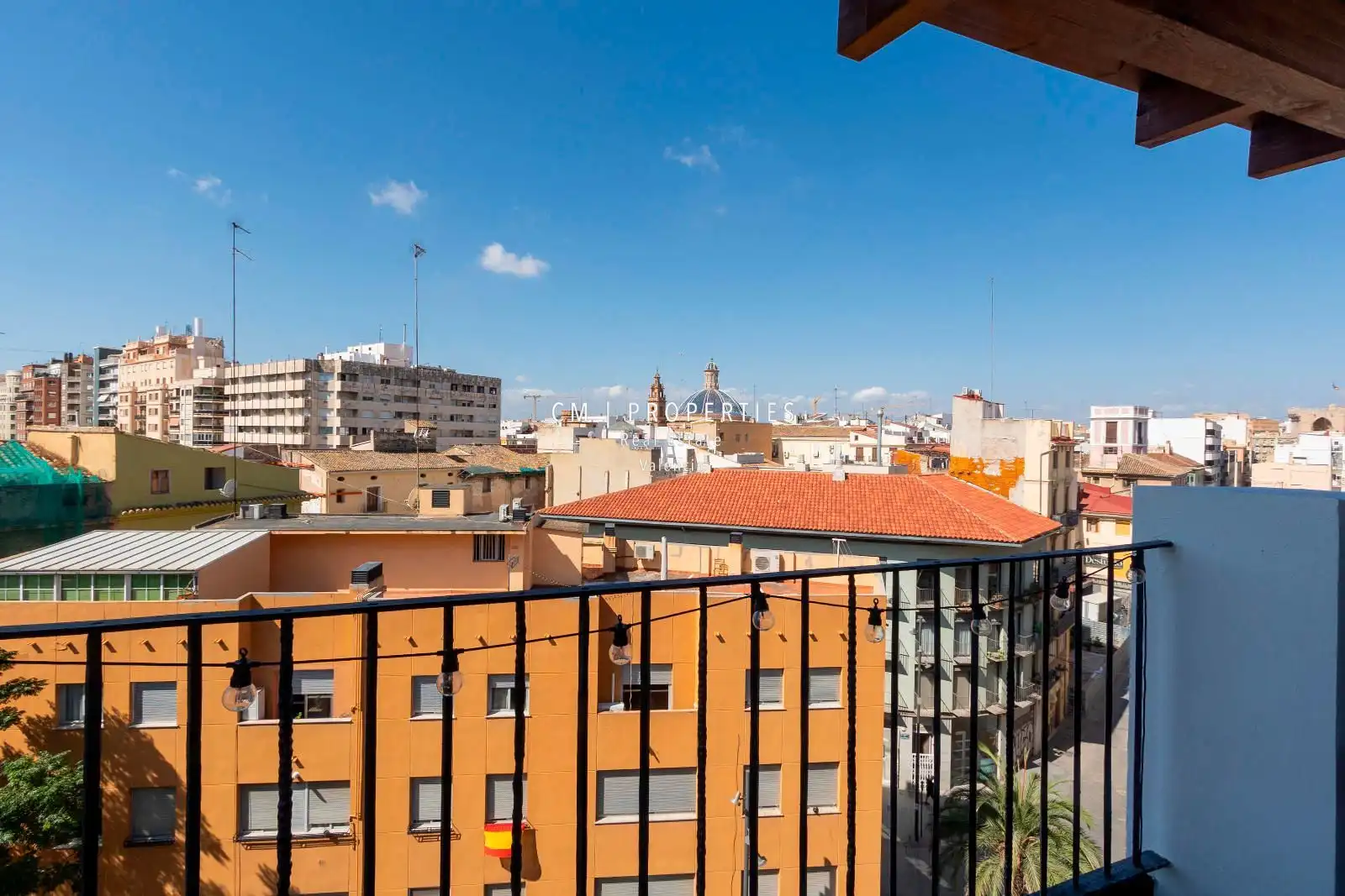 Àtic de lloguer a en Colom, El Mercat