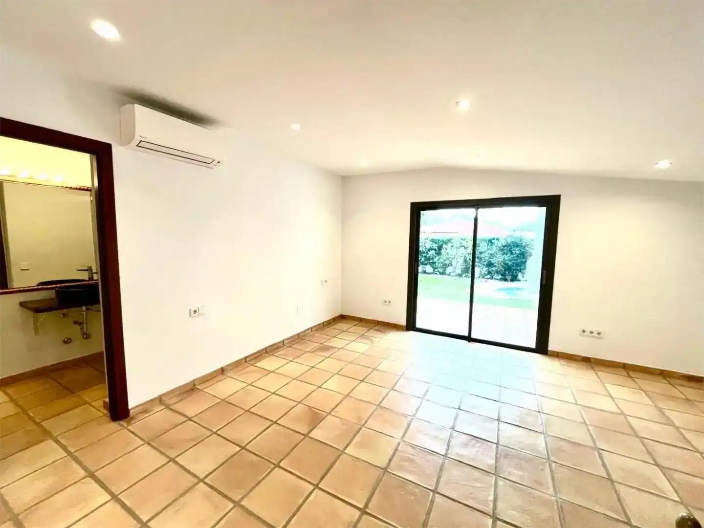 Flat for sale in Marbella  with Air Conditioner, Private garden and Swimming Pool
