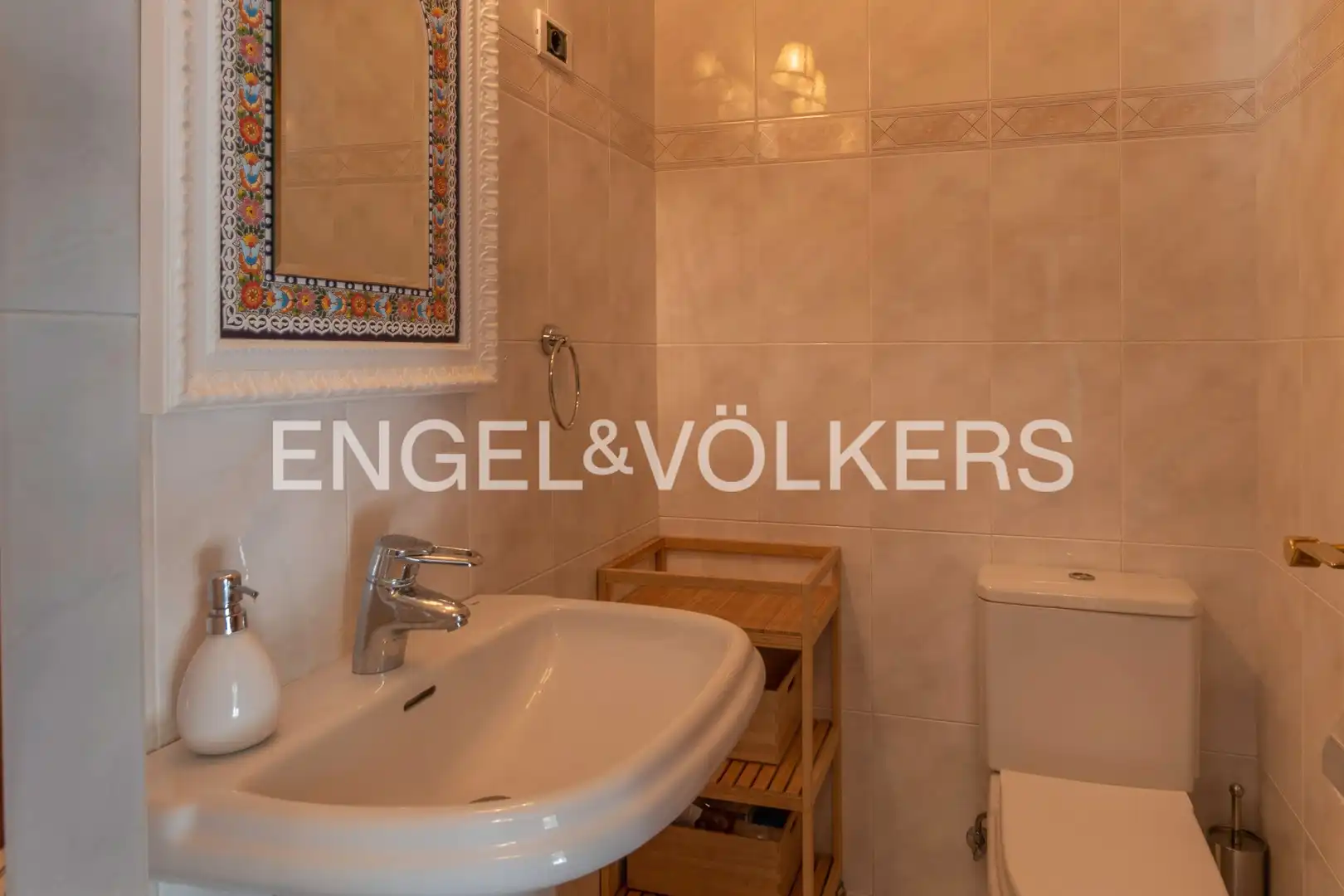 Badezimmer von Einfamilien-Reihenhaus zum Verkauf in Gamiz-Fika mit Heizung, Privatgarten und Terrasse