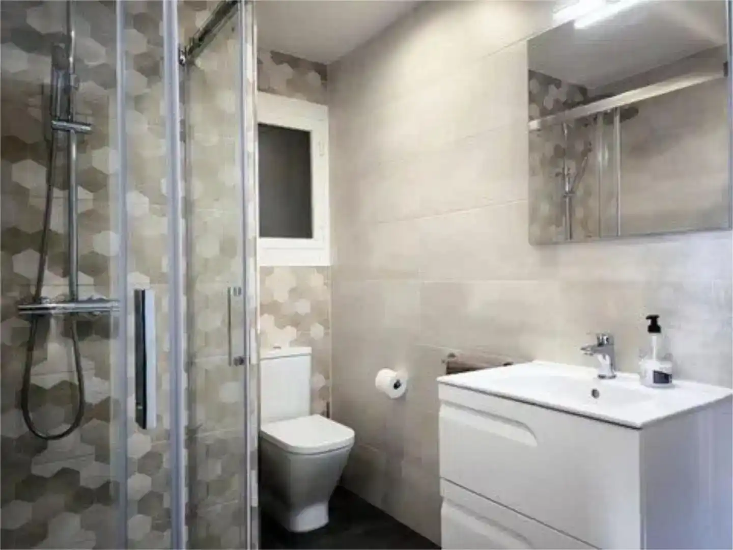 Badezimmer von Dachboden zum Verkauf in Blanes mit Schwimmbad und Balkon
