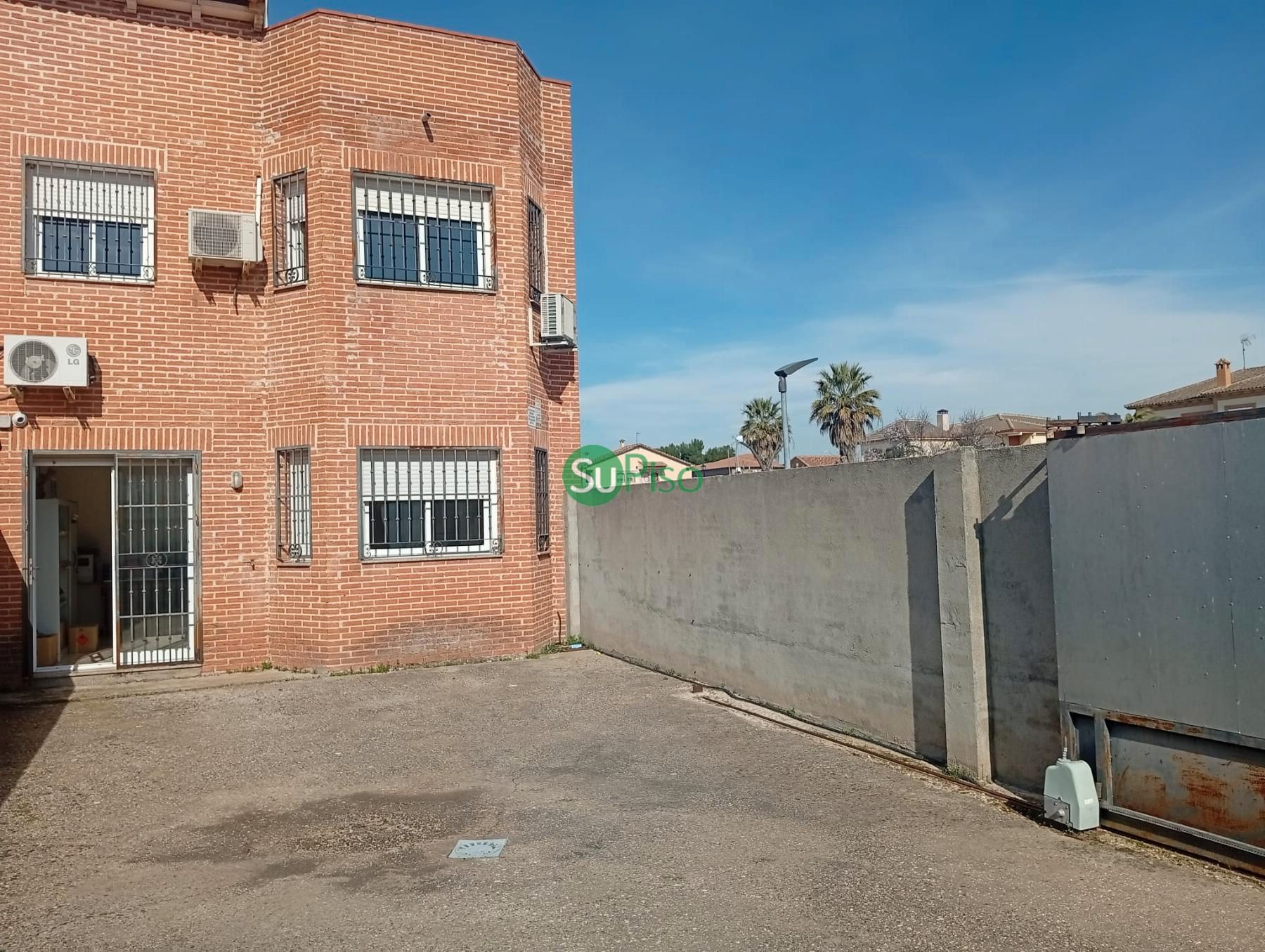 Vista exterior de Casa adosada en venda en Chozas de Canales amb Aire condicionat, Jardí privat i Terrassa