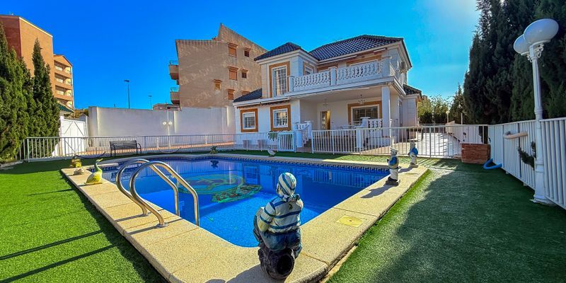 Vista exterior de Casa o xalet en venda en Elche / Elx amb Aire condicionat, Jardí privat i Terrassa