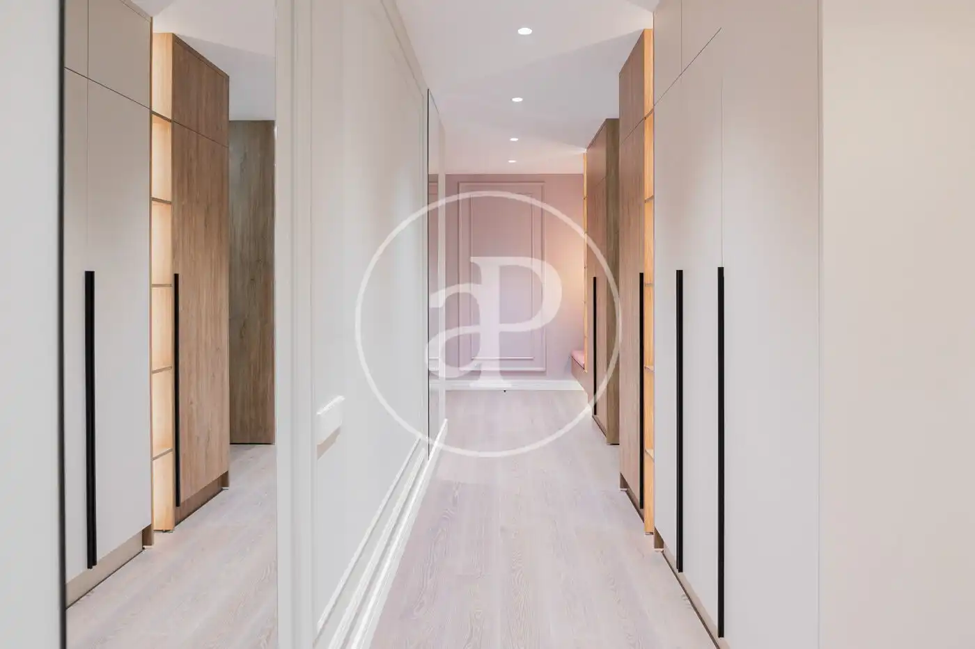 Wohnung zum Verkauf in Barcelona mit Klimaanlage, Heizung und Balkon