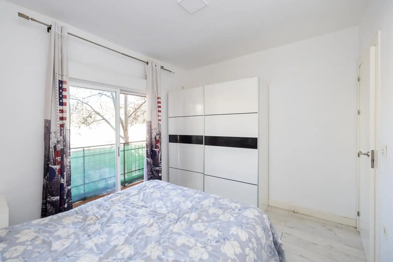 Bedroom of Flat for sale in Granada  with Parquet flooring, Terrace and Washing machine