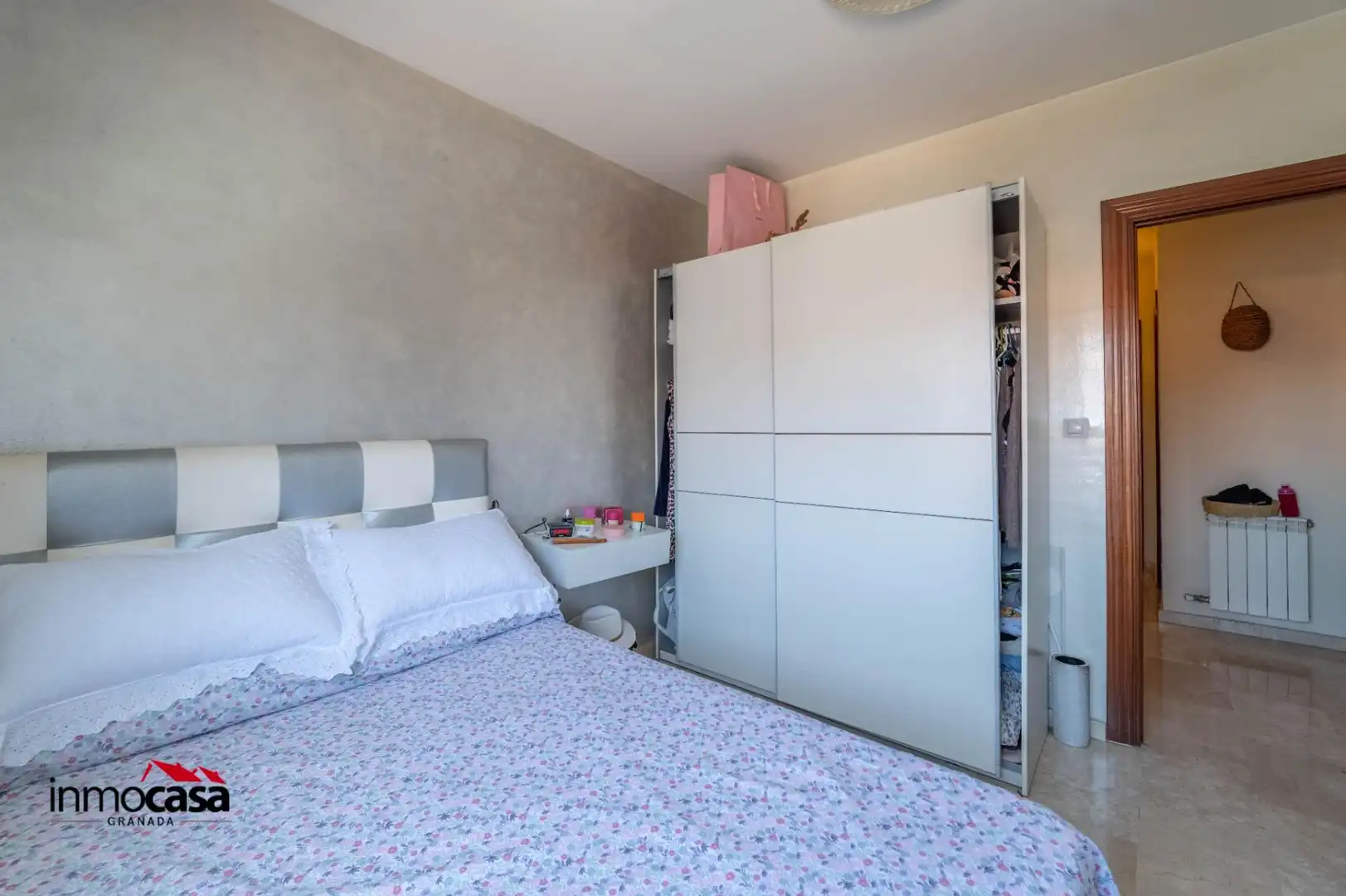 Habitación de Casa adosada en venta en Jun con Aire acondicionado, Jardín privado y Piscina