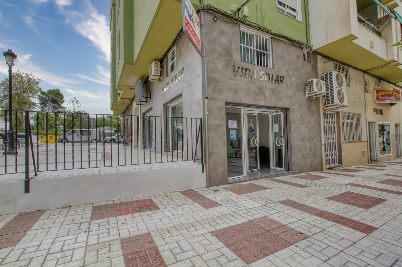 Business premises for sale in Avenida la Hispanidad Nº12, imagen 2