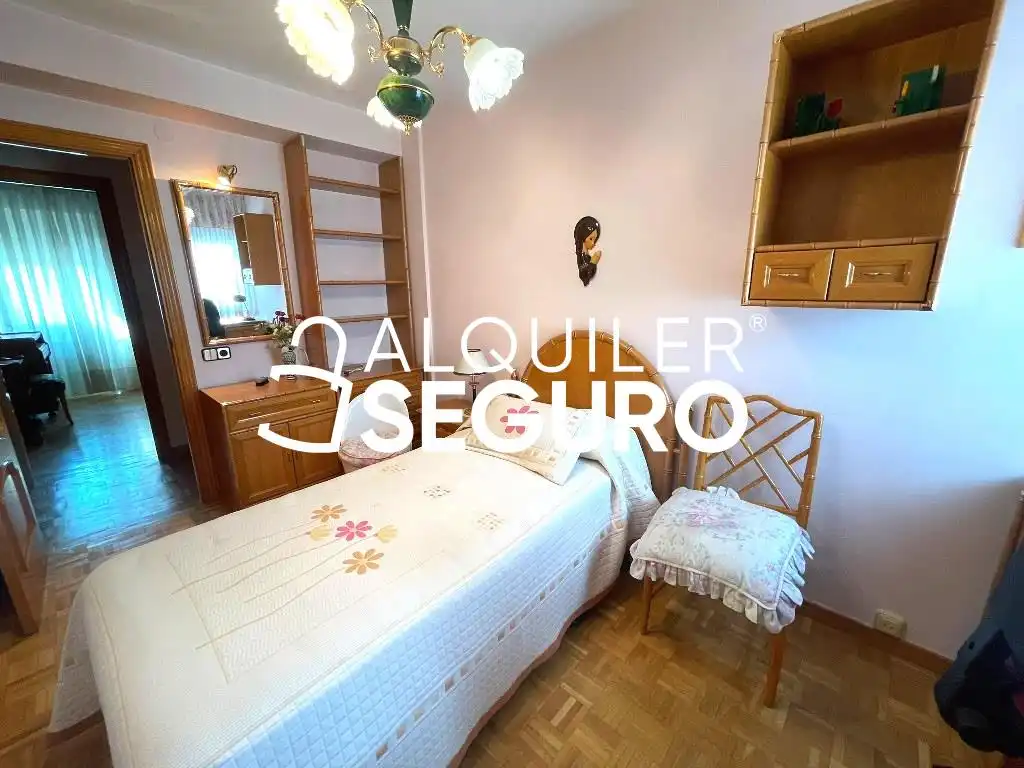 Schlafzimmer von Wohnung zur Miete in Madrid mit Heizung, Terrasse und Möbliert