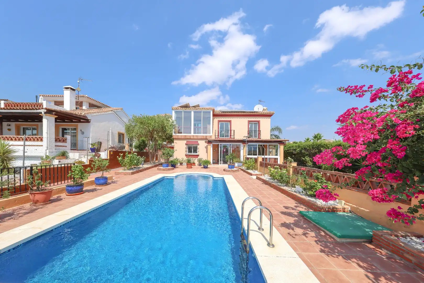 Garden of Houses for sale in Coín